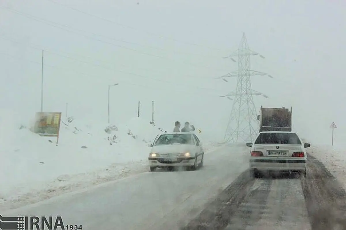 تردد فقط با زنجیر چرخ /بارش سنگین برف و کولاک در جاده کرج - چالوس