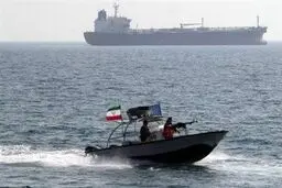 شلیک هشدار کشتی آمریکایی به قایق های سپاه