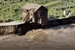 بلعیده شدن ویلایی در آمریکا توسط سیلاب + ویدئو 