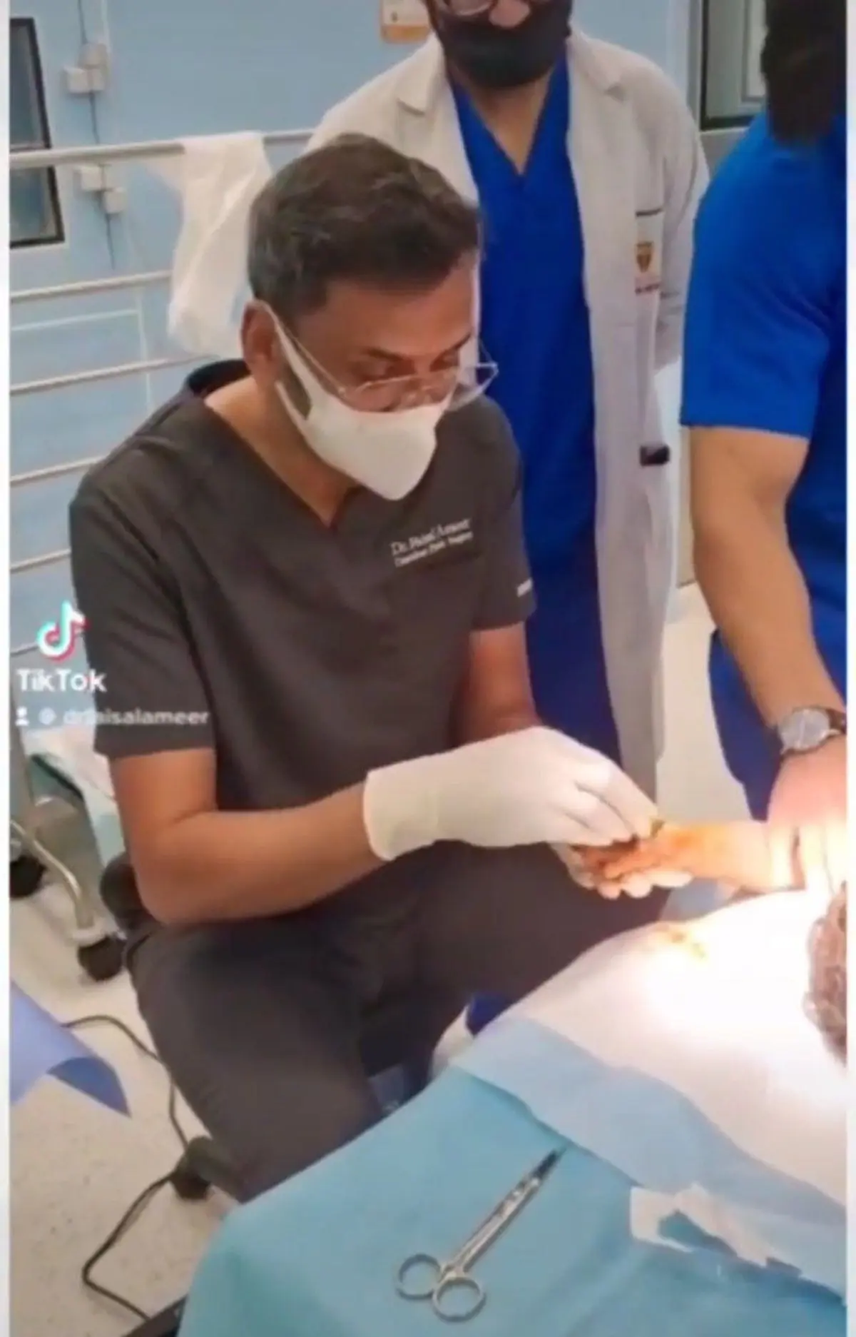 آواز خواندن کادر اتاق عمل برای پانسمان دست کودک بعد از جراحی+ویدئو