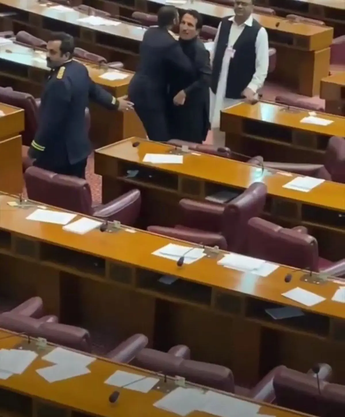 زد‌و‌خورد در پارلمان پاکستان بعد از عزل عمران‌خان+ویدئو 