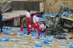 دو نفر کشته سر آب معدنی! | واژگونی تریلی حامل بار آب معدنی دو کشته داد