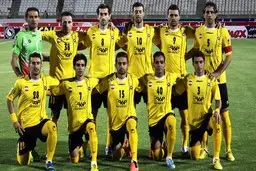 ویدئوی حمایت هواداران پرشورِ سپاهان ایران در مقابل هتل را از دست ندهید | حمایت زیبا و پر شور قبل از دیدار با نماینده عربستان