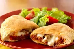 پیراشکی رو اینطوری که می‌گم درست کن! | طرز تهیه پیتزا پیراشکی خانگی یک فست فود سالم