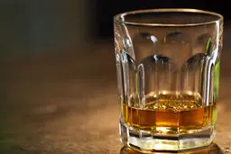 مرگ دختر چهار ساله به خاطر مشروبات الکلی! | زندایی به عنوان دارو به من نوشیدنی داد