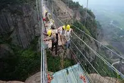 جاذبه توریستی معروف پل وحشت در چین + ویدیو 