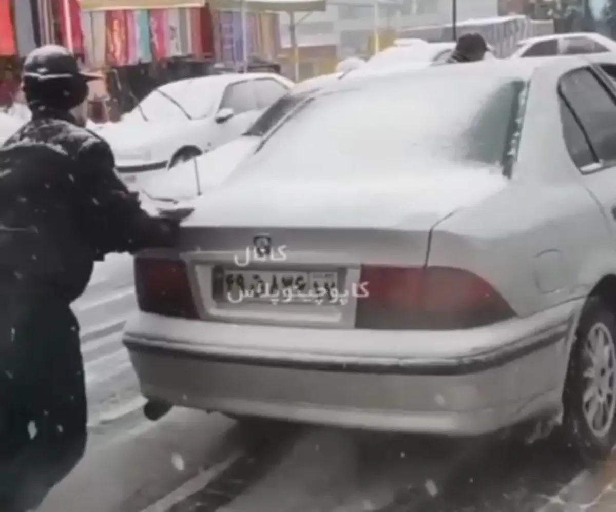 کمک مامور پلیس راهنمایی سرعین به خودروهای گرفتار در برف+ویدئو