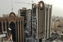 مترو پل باز هم فروریخت | فروریختن بخش‌های باقیمانده از برج متروپل آبادان | احتمال افزایش تعداد مجروحان وجود دارد