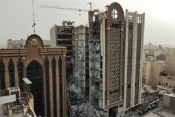 مترو پل باز هم فروریخت | فروریختن بخش‌های باقیمانده از برج متروپل آبادان | احتمال افزایش تعداد مجروحان وجود دارد