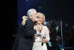 حرکات عجیب و آبروریزی ابی در کنسرتش!+ویدئو 