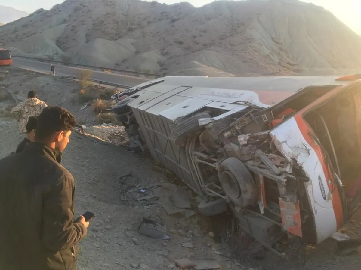 ۱۹ مجروح در واژگونی اتوبوس جاده بندرعباس 