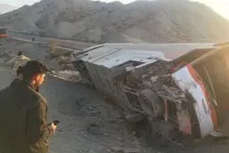 ۱۹ مجروح در واژگونی اتوبوس جاده بندرعباس 