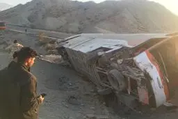 ۱۹ مجروح در واژگونی اتوبوس جاده بندرعباس 