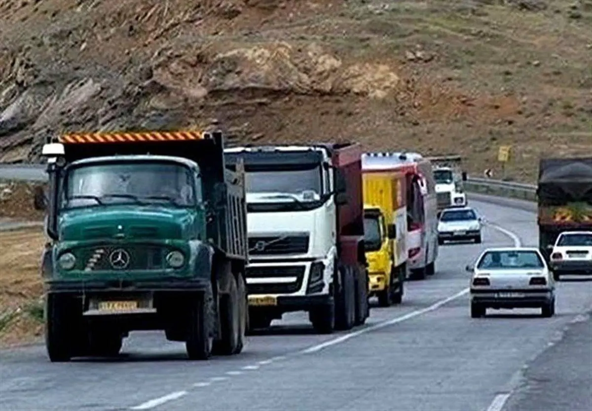 سرقت عجیب و جالب موتور سوارن از کامیون در حال حرکت در هند! +ویدیو
