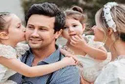 عکس های لاکچری شاهرخ استخری و همسرش به مناسبت تولد دخترش
