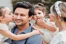 عکس های لاکچری شاهرخ استخری و همسرش به مناسبت تولد دخترش