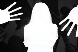 عکس جدیدی از بازیگر متهم به آزار جنسی | آقای بازیگر در میان ده‌ها دختر!+تصویر