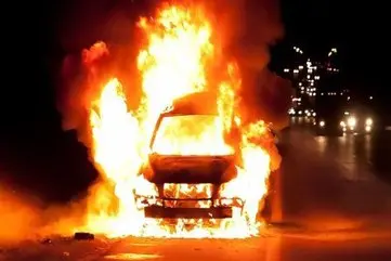 آتش‌سوزی در بزرگراه یادگار | خسارت به خودروها و منازل بدون تلفات جانی +ویدئو