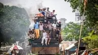 جمعیت زیاد مردم بنگلادش| دست جمعی سوارشدن بنگلادشی‌ها در قطار + ویدیو