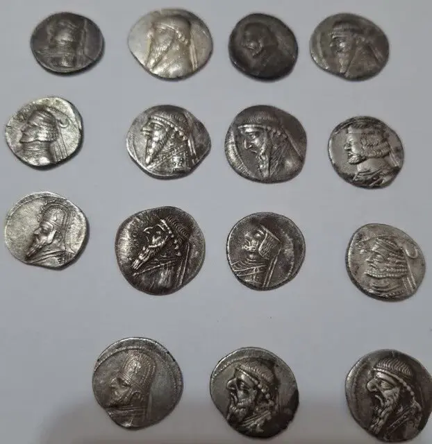 کشف ۱۵ سکه نقره اشکانی در دره‌شهر | دو متهم دستگیر شدند