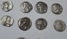 کشف ۱۵ سکه نقره اشکانی در دره‌شهر | دو متهم دستگیر شدند