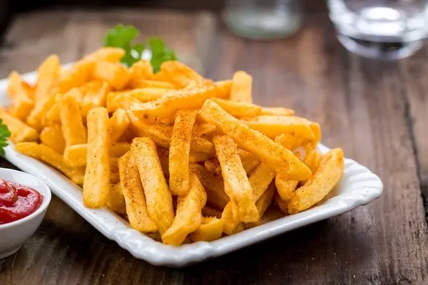 ترد و خوشمزه با کمترین مواد | طرز تهیه سیب‌زمینی سرخ‌کرده‌ی خونگی +ویدئو