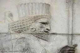 تصویری از یک گوشواره‌ی طلا مربوط به دوره‌ی هخامنشیان 