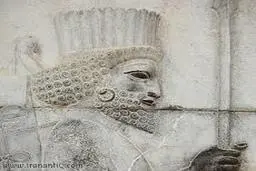 تصویری از یک گوشواره‌ی طلا مربوط به دوره‌ی هخامنشیان 