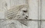 تصویری از یک گوشواره‌ی طلا مربوط به دوره‌ی هخامنشیان 