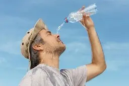 انواع رنگ ادرار ؛ کدام رنگ ادرار خطرناک است؟ | چای و قهوه جای آب را می‌گیرند؟