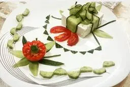 ۱۵ ایده عالی برای دیزاین پنیر خیار گوجه | با این ایده ها میز صبحانه رو شیک بچین 