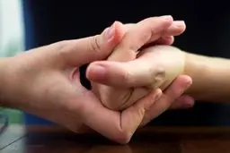 صدای شکستن قولنج از کجای بدن میاد؟ | این صدا خطرناکه؟ + ویدئو