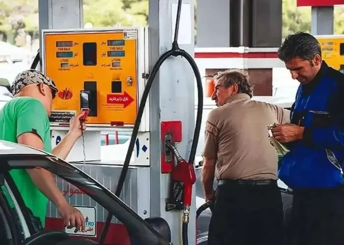 سخنگوی کمیسیون انرژی مجلس: انتقال سهمیه بنزین به کارت بانکی از مهر ماه در ۵ استان اجرا می‌شود | این طرح به‌ تدریج تا پایان سال در سراسر کشور اجرایی خواهد شد
