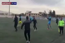 درگیری شدید میان تیم مهدوی‌کیا و پیکان | زد و خورد دسته‌جمعی بازیکنان و اعضای دو تیم در وسط زمین+ویدئو