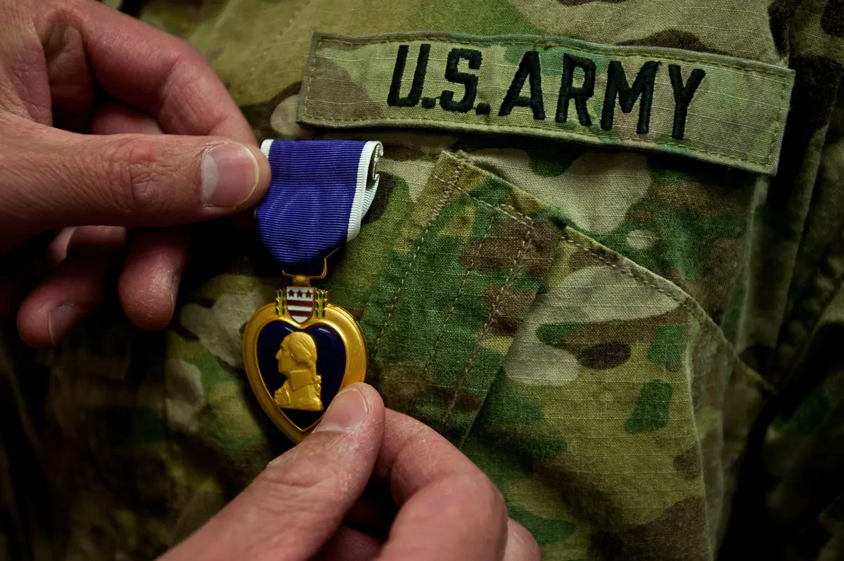 اعطای مدال به سربازان آمریکایی صدمه دیده از حمله موشکی ایران 