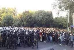 نظام با "دهه هشتادی‌ها" چه کند؟