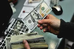 کاهش خلاف انتظار قیمت دلار