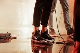 کفش‌هایی که پاوربانک را شارژ می‌کنند؛ ایده ناب نوجوان ۱۵ ساله