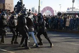 بازداشت بیش از ۸۰۰ نفر دیگر از مخالفان جنگ در روسیه | تعداد کل بازداشتی‌ها از ۱۴ هزار نفر گذشت