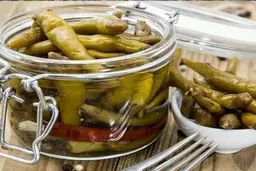 میدونستی با فلفل سبز میشه ترشی درست کرد؟ | اینو درست کنی پای ثابت کنار غذاهات میشه! | طرز تهیه ترشی فلفل سبز + ویدیو