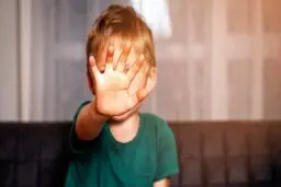 تنبیه باورنکردنی دختر 5 ساله توسط مادر سنگدلش + عکس مادر و ناپدری بی حیا