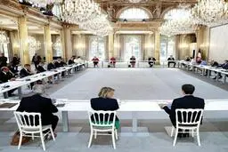 
تعداد زنان در دولت جدید فرانسه بیشتر از مردان است. + عکس
