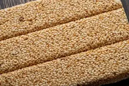 با یک روش آسان سوهان کنجدی خانگی درست کن! | ترفند پخت سوهان کنجدی خانگی  +ویدئو