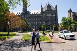 رئیس جمهوری آمریکا خواستار آن شده که مدارس و دانشگاه‌های آمریکا هر چه سریع‌تر باز شوند.