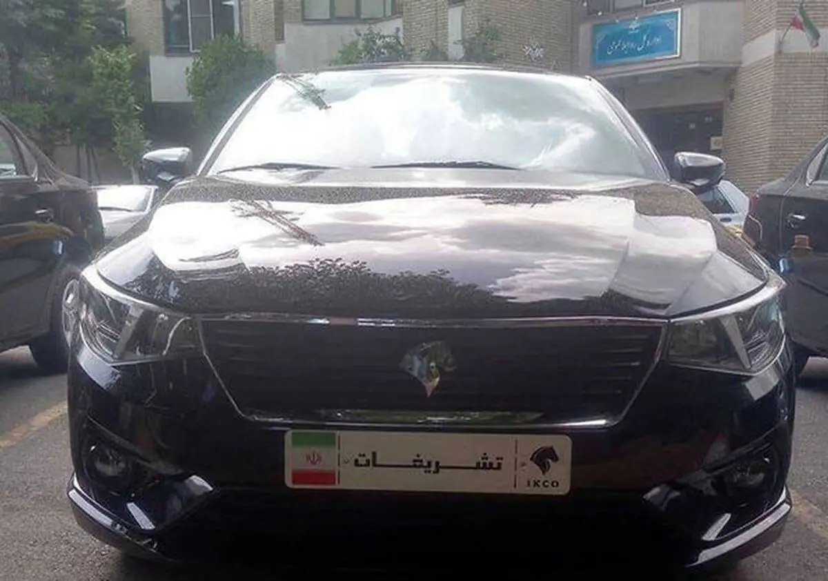 ۱۰  دستگاه خودرو مشکی‌رنگ با پلاک تشریفات در پارکینگ اداره کل روابط عمومی سازمان صدا و سیما