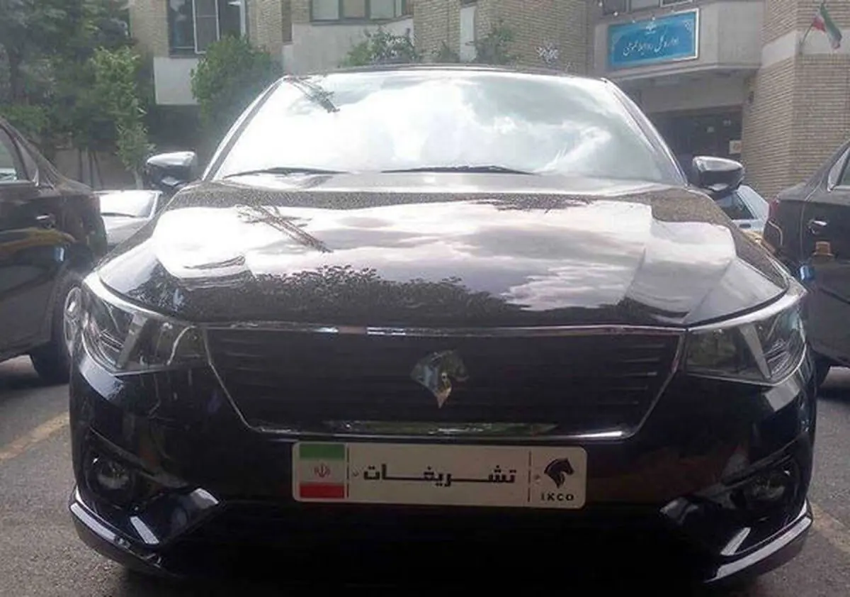  ۱۰  دستگاه خودرو مشکی‌رنگ با پلاک تشریفات در پارکینگ اداره کل روابط عمومی سازمان صدا و سیما