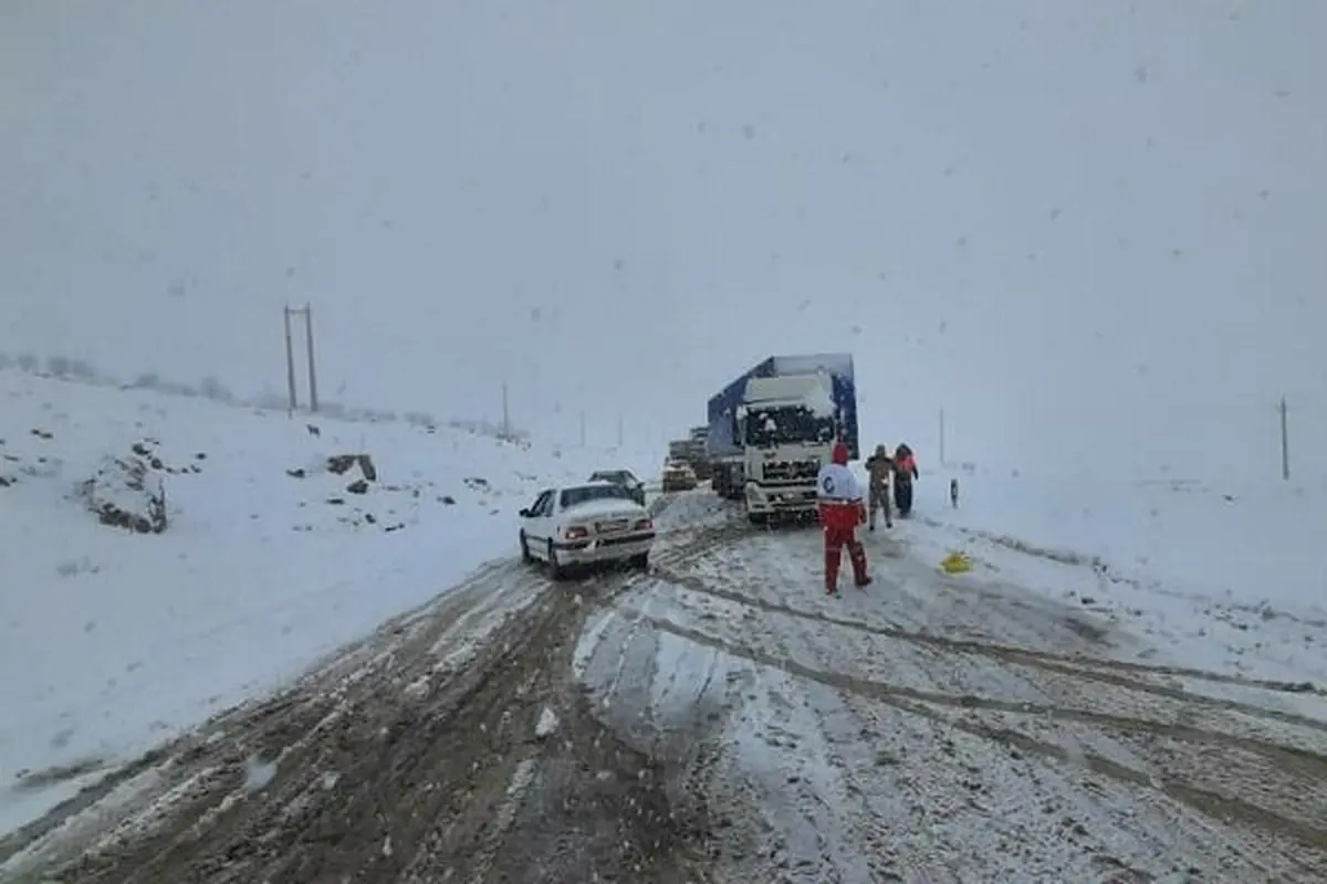 برف وکولاک جاده چالوس و آزادراه تهران-شمال را مسدود کرد