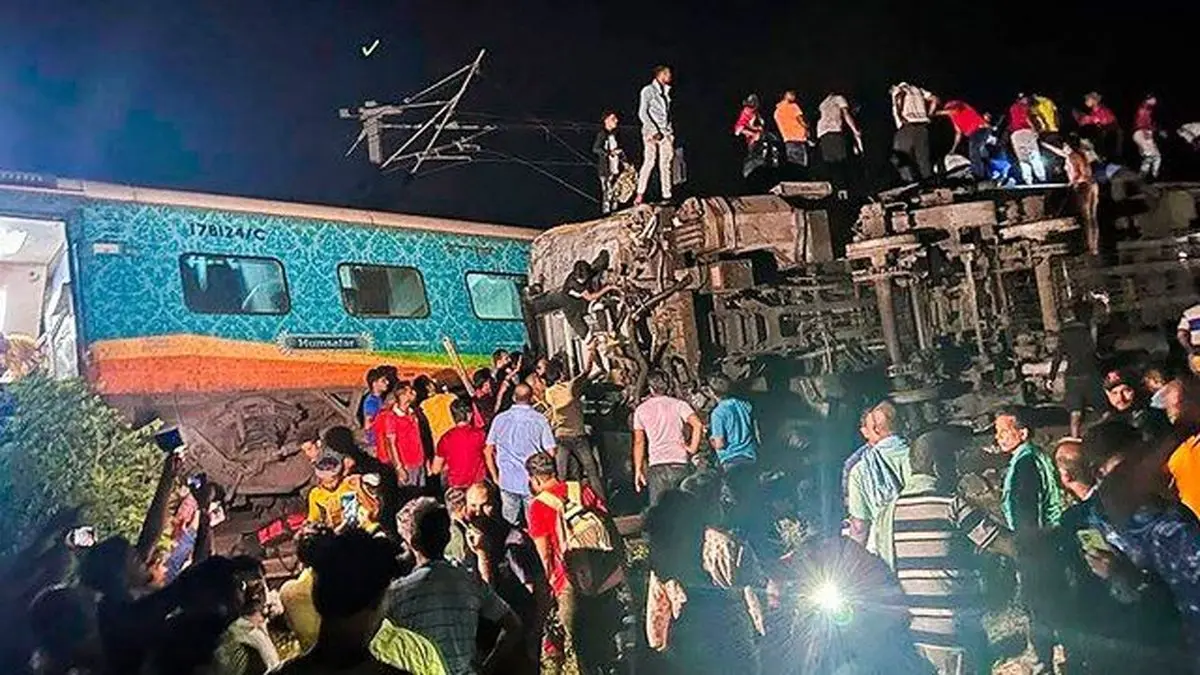 برخورد مرگبار دو قطار |کشته‌های سانحه ریلیِ به ۳۰۰ تن رسید |  ۱۰۰۰ زخمی و ادامه جستجوها
