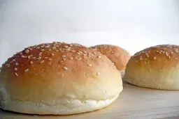 آسان‌ترین و مطمئن‌ترین رسپی نان برگر حجیم و خوشمزه | طرز تهیه نان برگر +ویدیو 