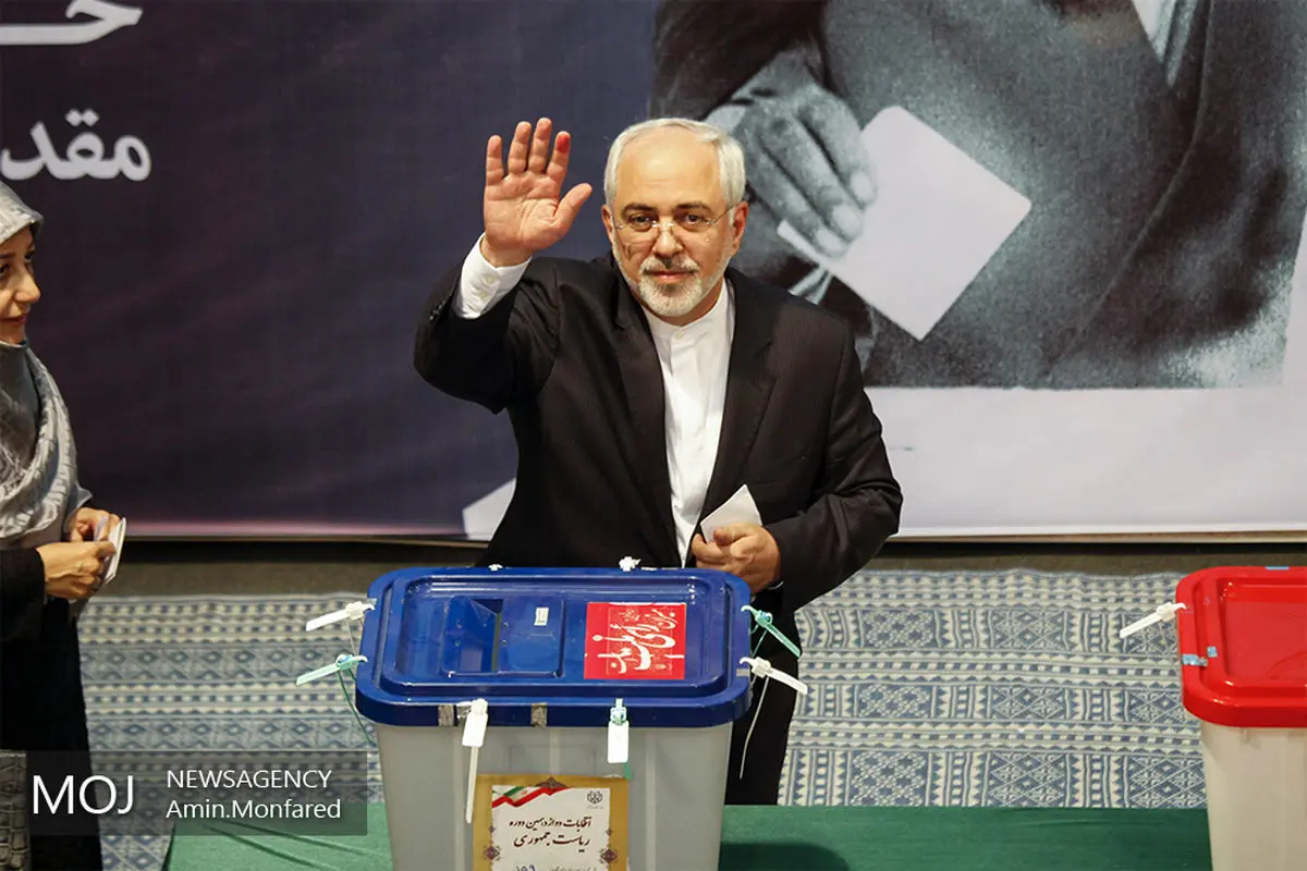 شرکت محمدجواد ظریف در انتخابات به همراه همسرش | حضور گسترده مردم، اقلیت و اکثریت را نشان خواهد داد!